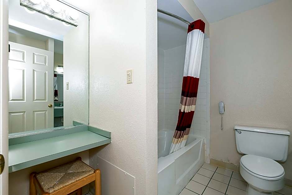 Red Roof Inn & Suites Hazleton