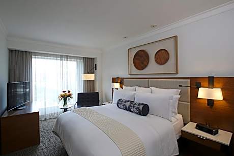 One-Bedroom King Suite with Lake View