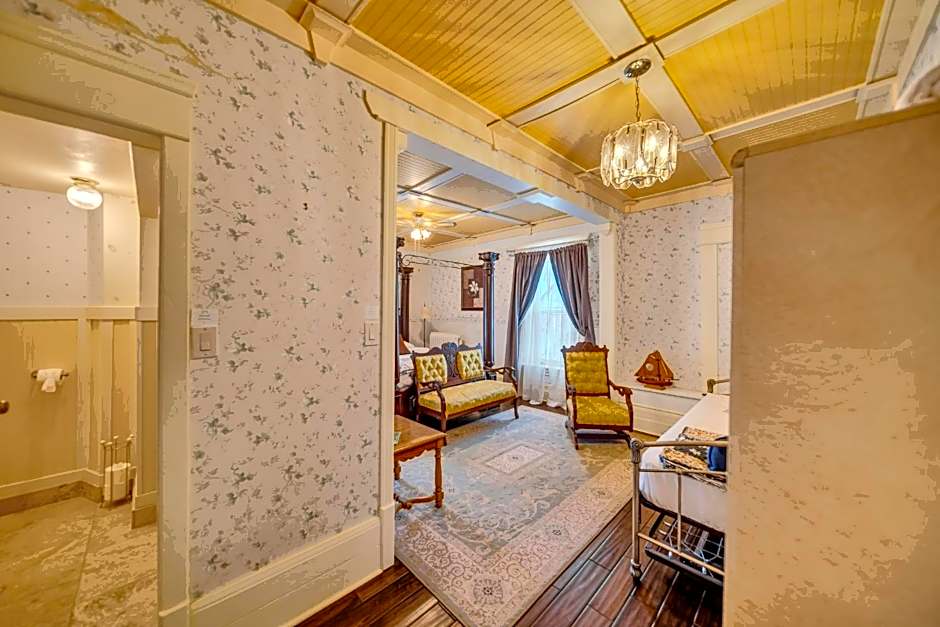 Marmora and Lake Inn and Victorian Diner-2025 Group Reunion Home for up to 32 guests