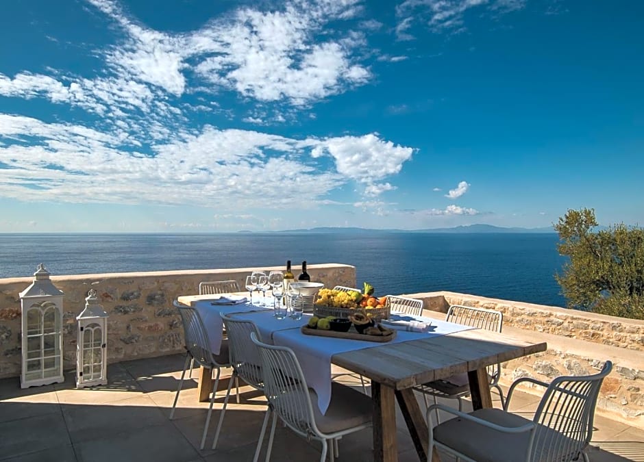 BASSA MAINA Villas & Suites