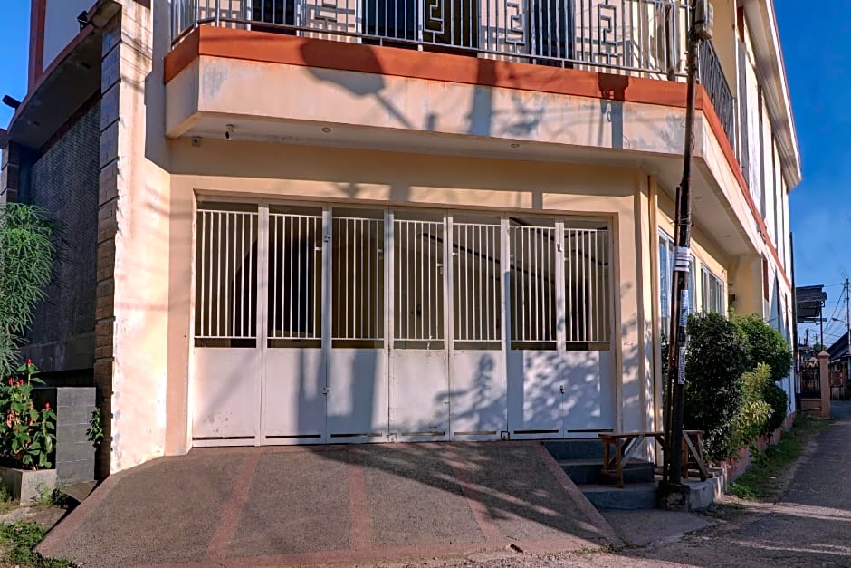 OYO Life 92707 D-akomiba Residence