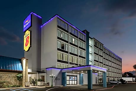 Super 8 by Wyndham Laredo