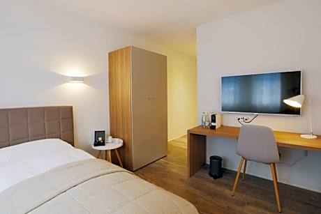 Single room courtyard side