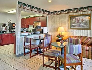 Super 8 by Wyndham Neosho