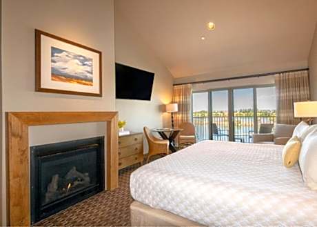 Top Floor Riverfront King Suite
