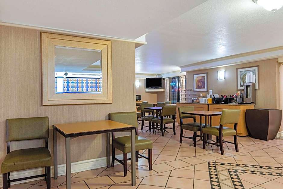 La Quinta Inn & Suites by Wyndham Mid-City