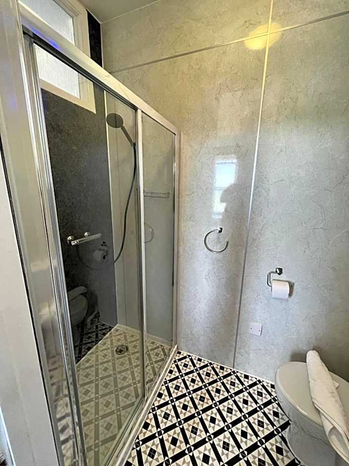 OYO Marine Parade Hotel, Eastbourne Pier