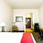 OYO Townhouse Clute Lake Jackson