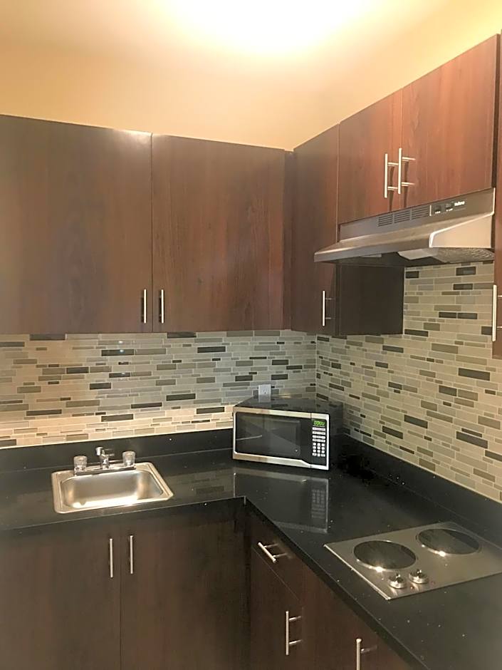 Econo Lodge Inn & Suites