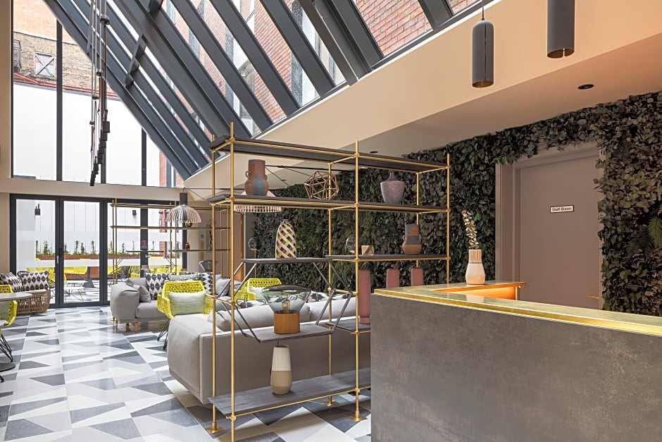 Zanzibar Locke, Ha'Penny Bridge