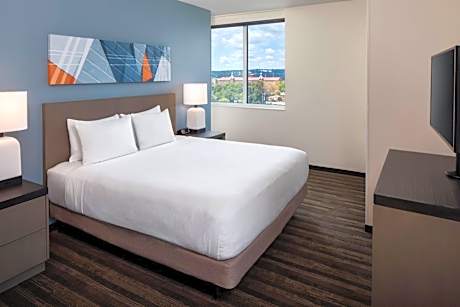 One-Bedroom King Suite with Sofa Bed, Kitchen and Roll-In Shower - Disability Access