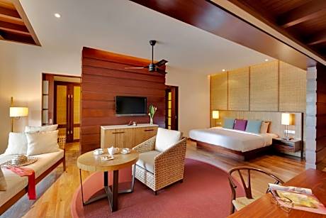 Luxury Pool Suite with Heated Pool & Pool View