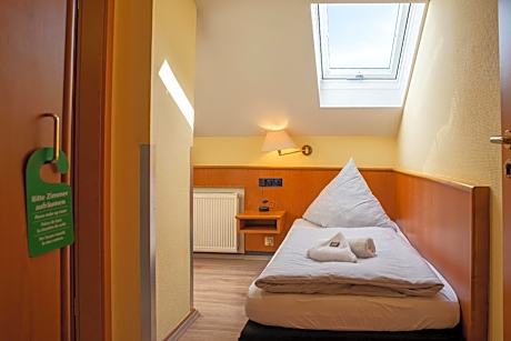 Einzelzimmer mit Dachschräge