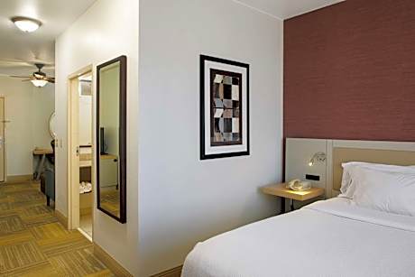 One-Bedroom King Suite - Mobility and Hearing Access Tub