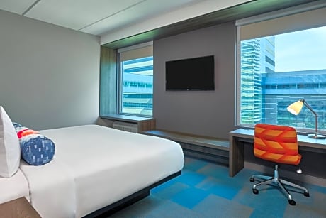 King Room with Adapted Tub - Mobility and Hearing Accessible