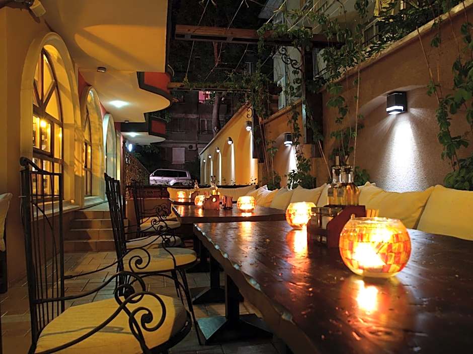 Семеен Хотел Опера