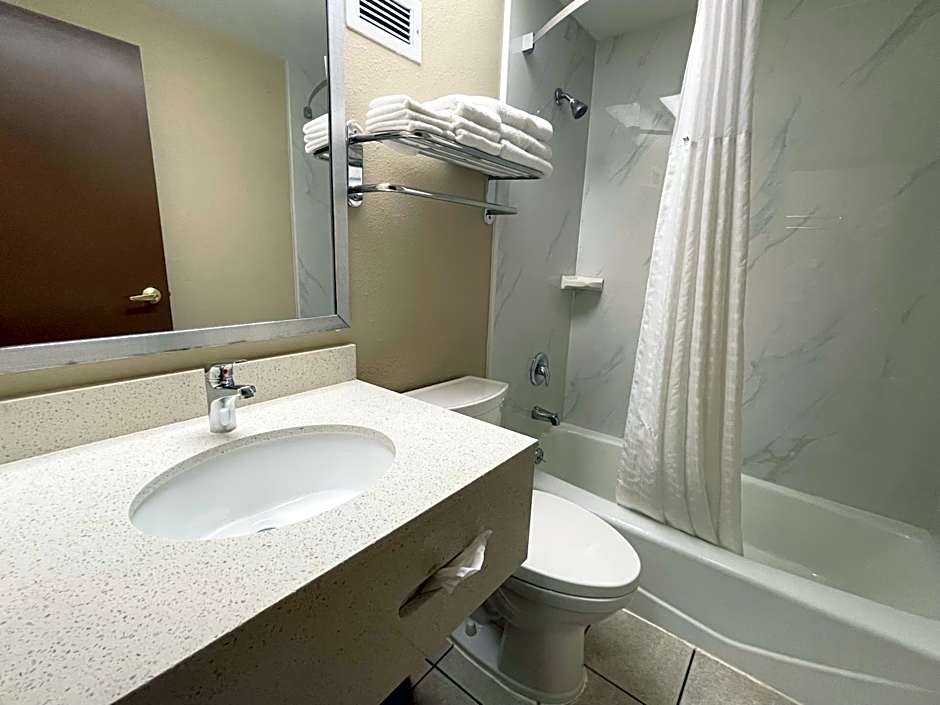 Super 8 by Wyndham St Charles