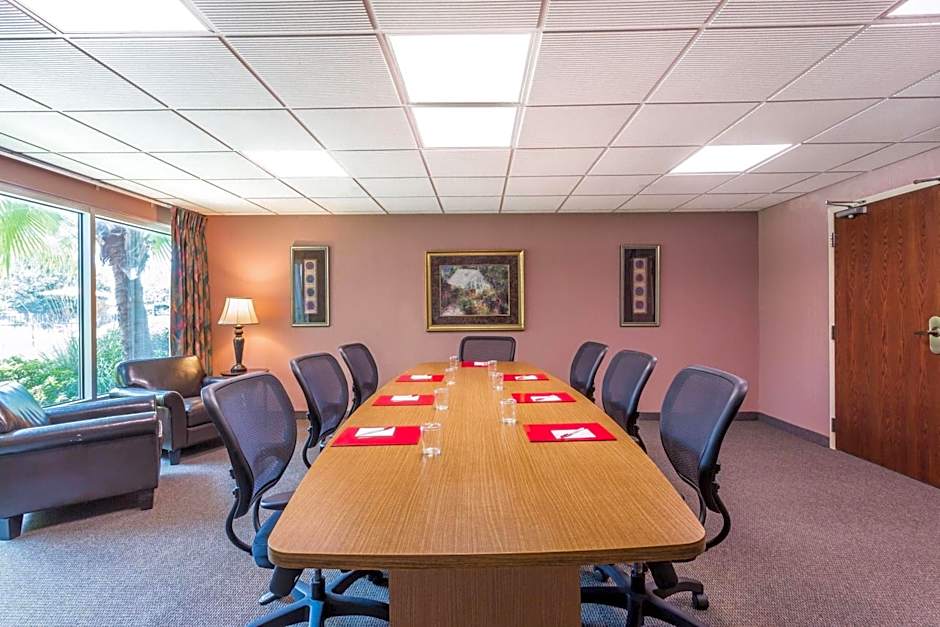 Ramada by Wyndham Luling