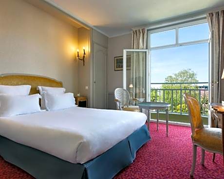 Deluxe Room with Casino & Spa Access