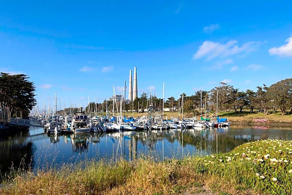 Inn At Moss Landing Point