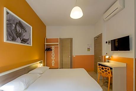 Large Comfort Room with One Queen Bed and One Bunk Bed - Non-Smoking