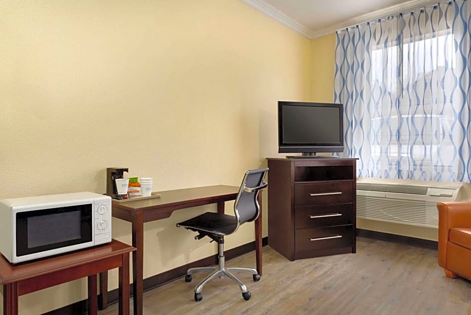 Days Inn & Suites by Wyndham Ft. Worth DFW Airport South