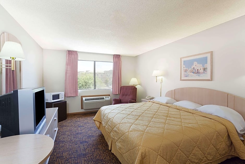 Photo 1 of 3 of 1 Queen Bed, Accessible