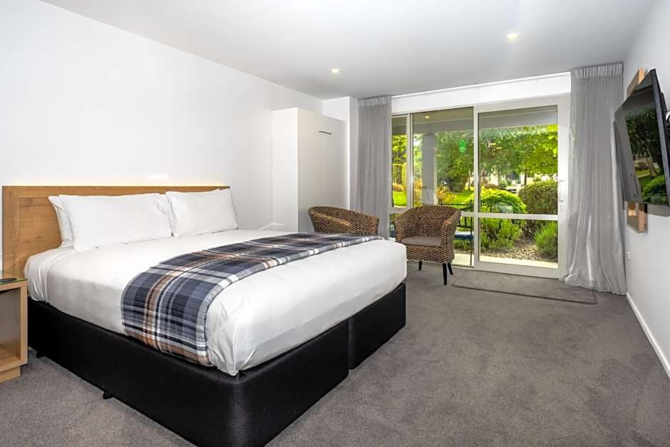 Colonial Manor Motel