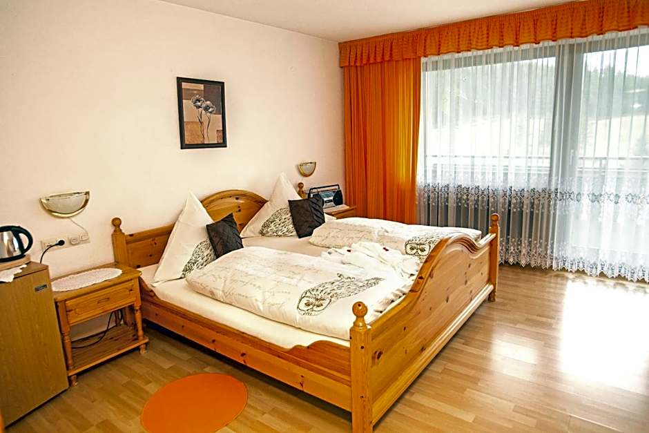 Auerhahn Bed and Breakfast - Black Forest - Waldhotel