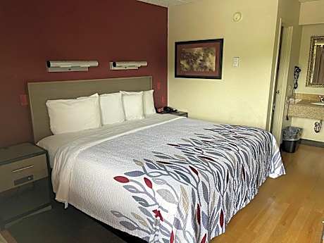 Superior King Room Disability Access Roll-In Shower Smoke Free