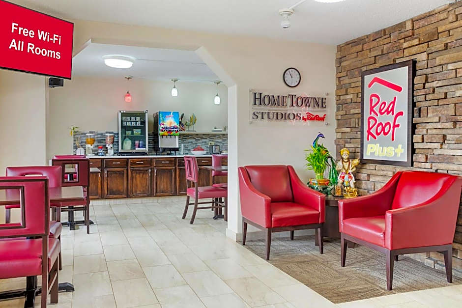 HomeTowne Studios by Red Roof Huntsville - Madison