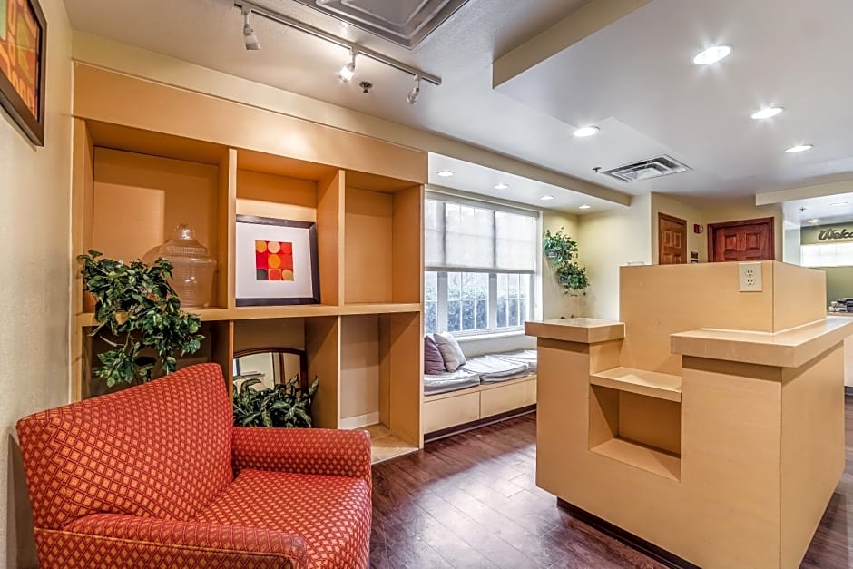 HomeTowne Studios & Suites by Red Roof Columbia