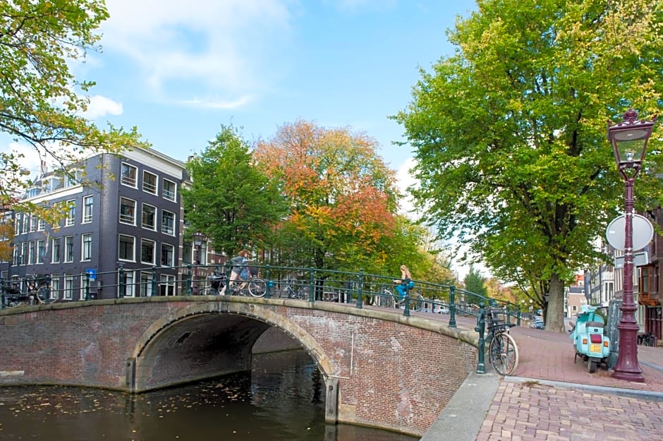 JoyJoyJoy the Black Beauty ecolicious studio in a canal house with French balcony with view on the canals