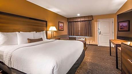 Suite with One King and Two Queen Beds with Sofa Bed