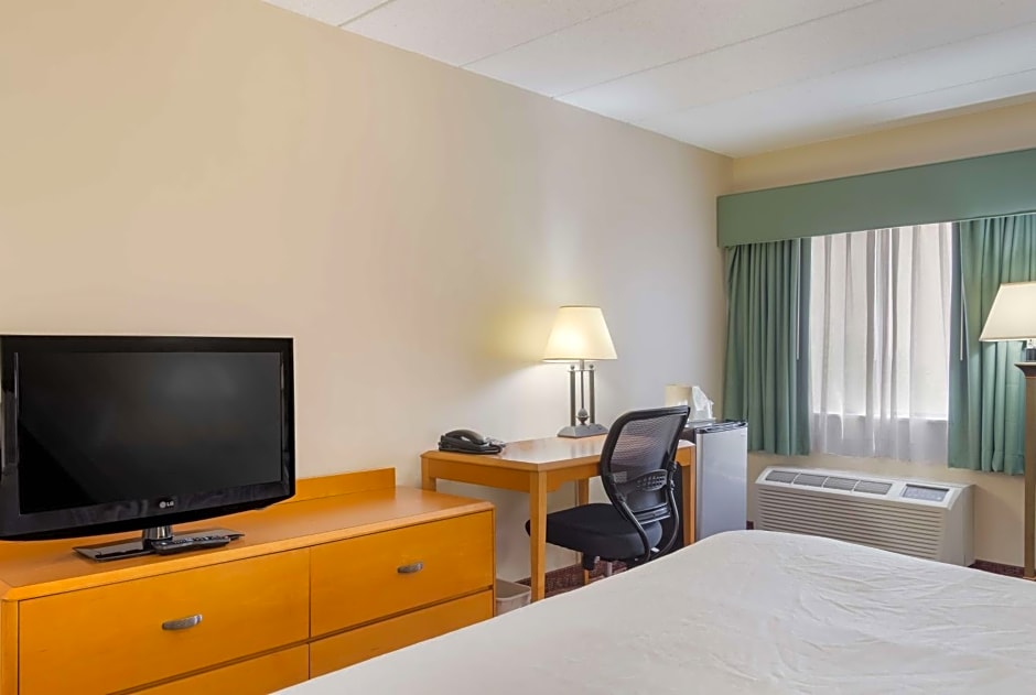 All Seasons Inn & Suites