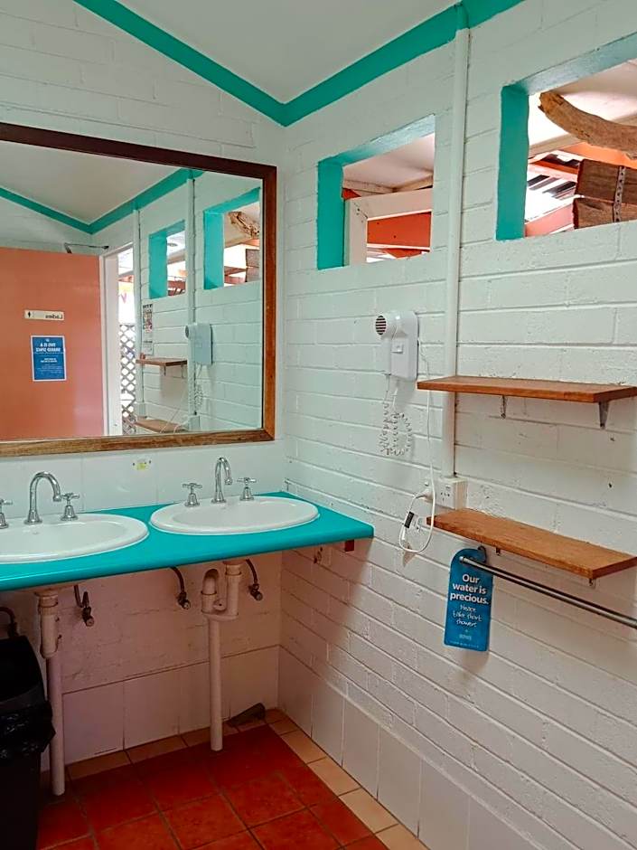 Ozzie Pozzie Backpackers