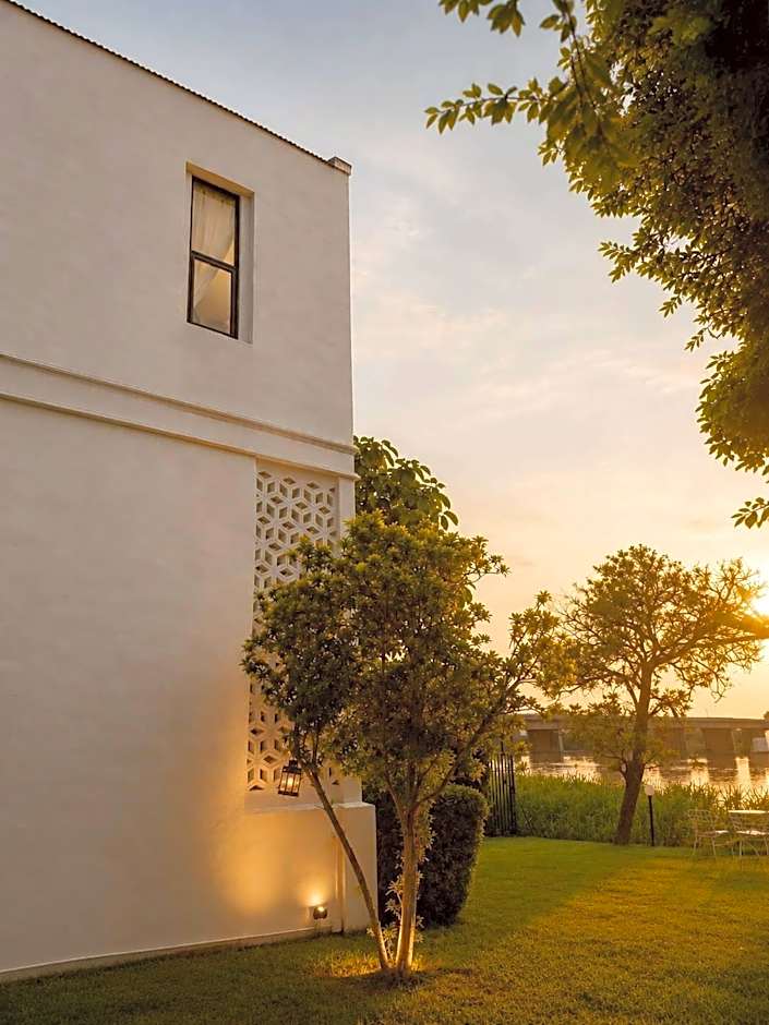 White Wall Riverfront Hotel