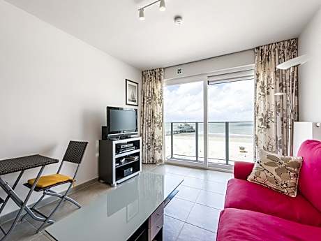 Beautiful apartment on the sea wall