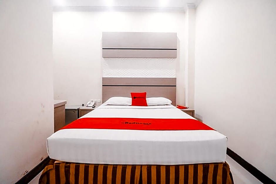 Reddoorz Plus near Makassar Town Square