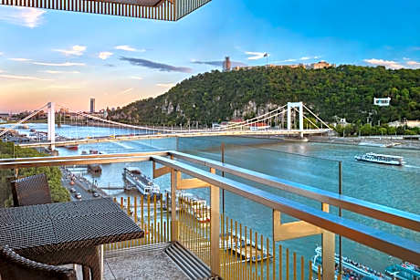 Corner Studio Suite with M Club Lounge Access