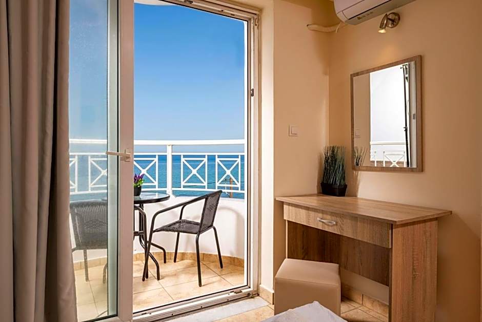 Nefeli Beach - living by the sea