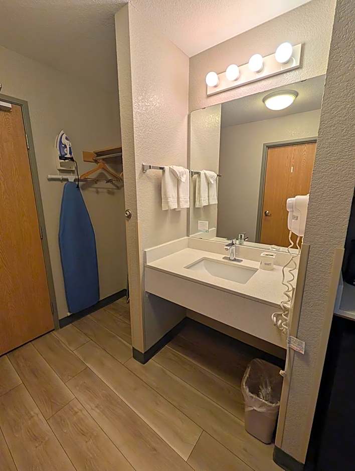 Days Inn & Suites by Wyndham Castle Rock