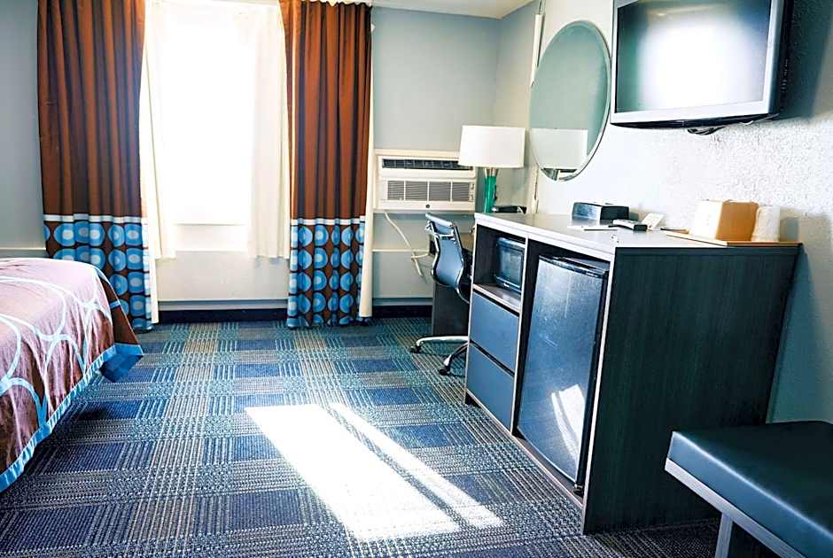 Super 8 by Wyndham Pueblo