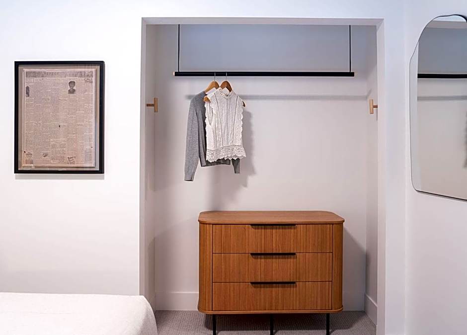 Snow & Swing Getaway - Three Bedrooms with Hot Tub (Stay Revy)