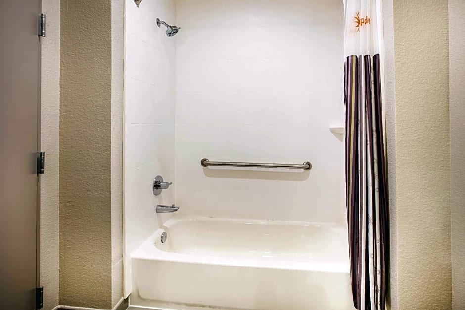 La Quinta Inn & Suites by Wyndham Dallas Plano - The Colony