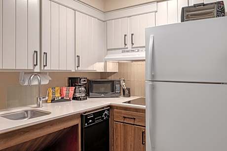 1 Queen 2 Double Beds 2 Bedroom Suite