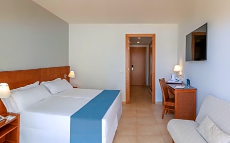PREMIUM DOUBLE/TWIN ROOM WITH TERRACE
