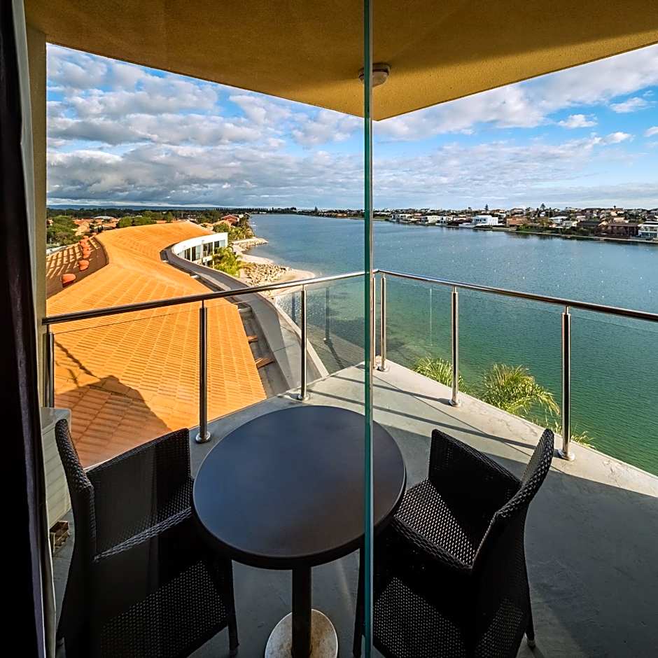 Lakes Hotel