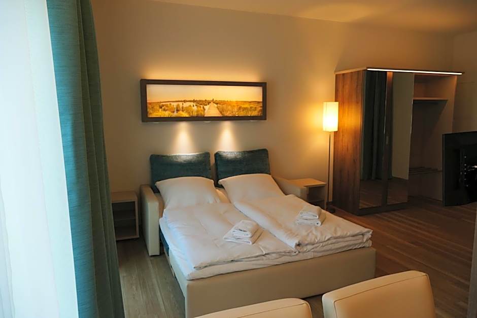 Meyn's Apartments & Hotel