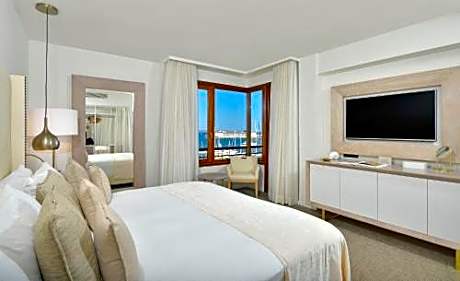 Red Level Master Suite with Sea and Cathedral View